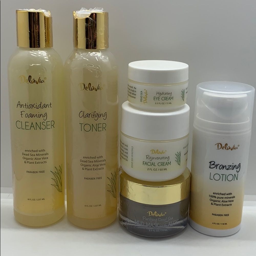 NWT Deluvia Complete Skincare Set